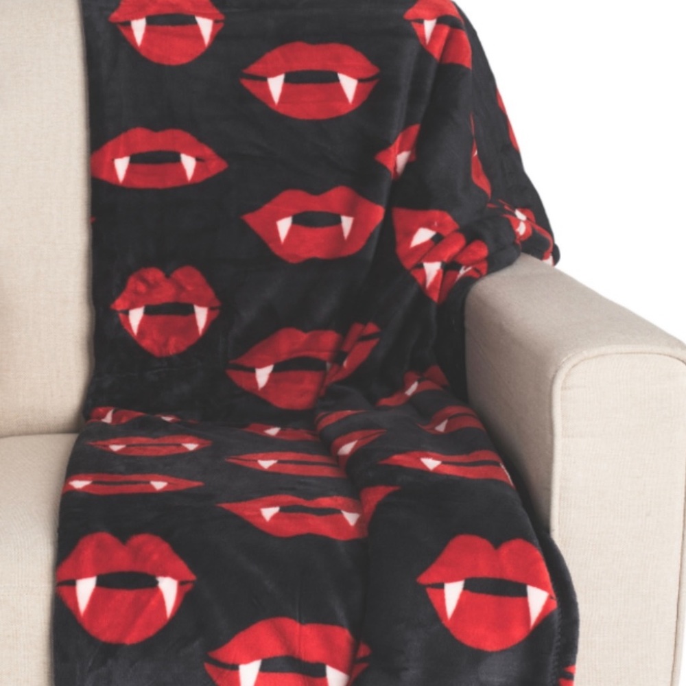 ENVOGUE Watercolor Vampire Lips Halloween Throw